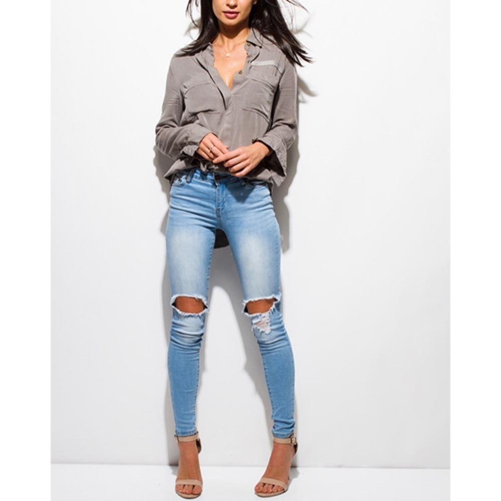 CLEARANCE💕DESTRUCTED KNEE LIGHT WASH JEANS