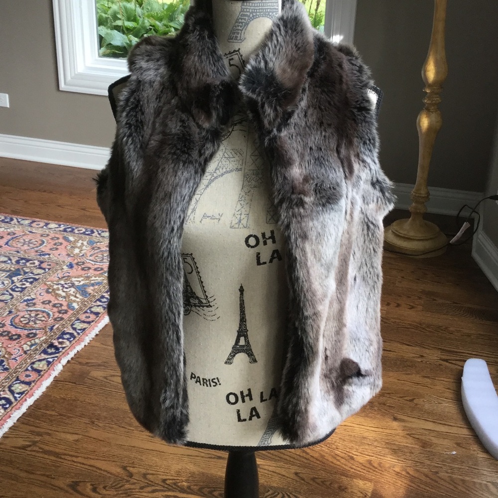 Parkhurst  faux fur vest. Small
