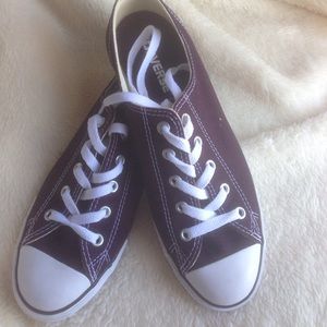 NWOT wine/burgundy Converse All Star Dainty size 8