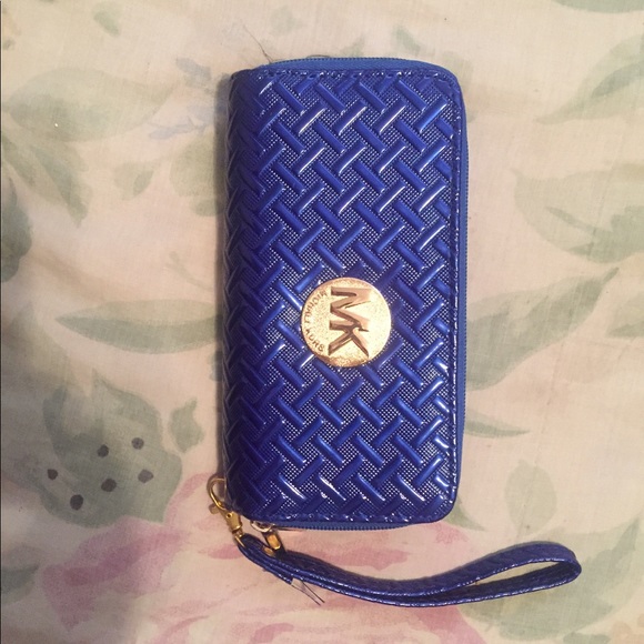 A nice wallet hold money credit card and ID , etc - Picture 3 of 5