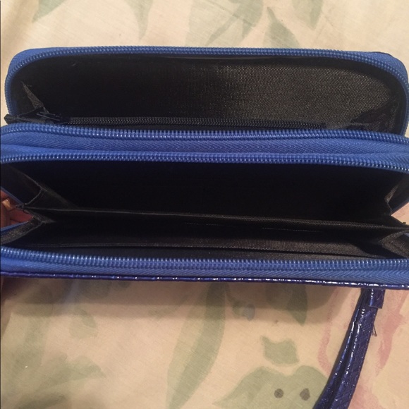 A nice wallet hold money credit card and ID , etc - Picture 4 of 5