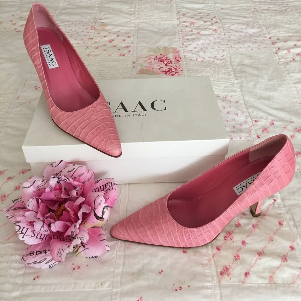 Pink alligator embossed pumps
