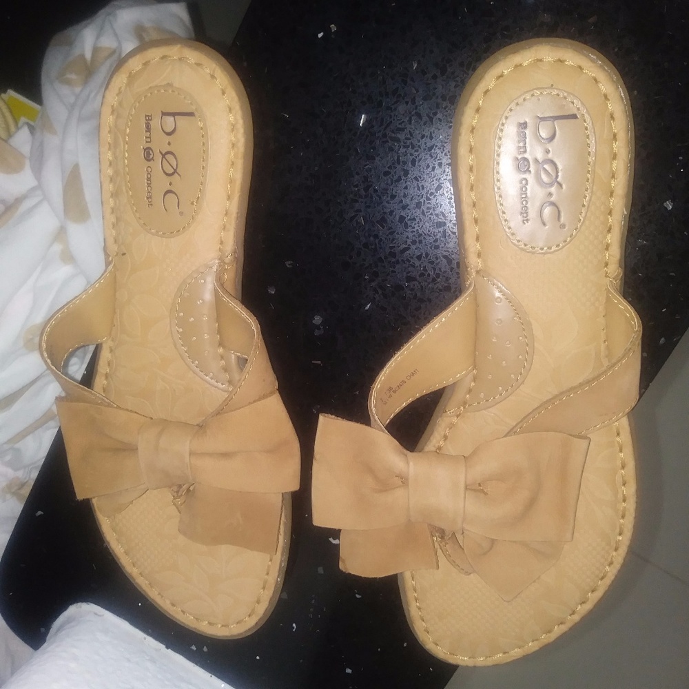 NWOB B.O.C BORN SUEDE TAN SANDALS SZ 7M