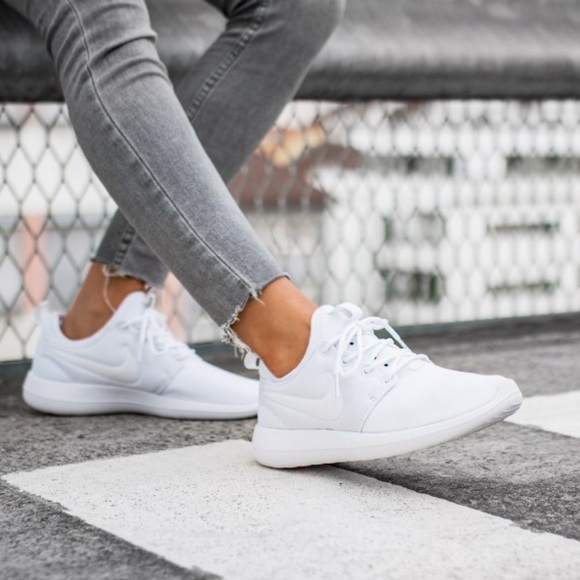 ⚡️NWT⚡️Nike Roshe 2 triple white - Picture 3 of 8