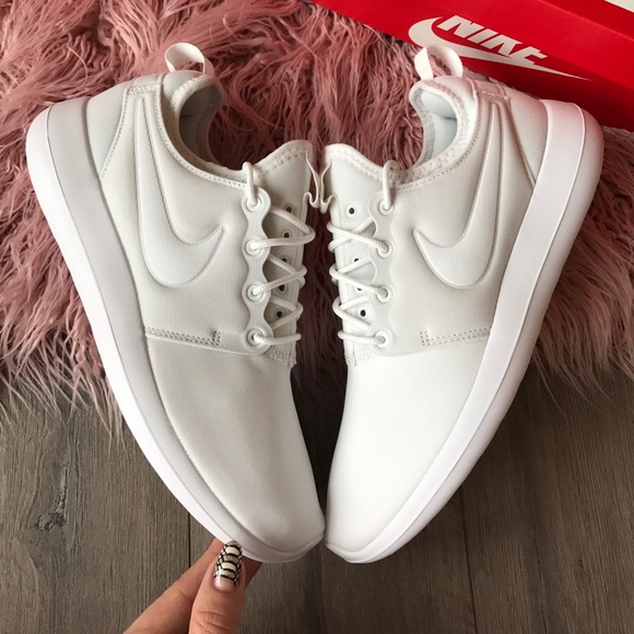 ⚡️NWT⚡️Nike Roshe 2 triple white - Picture 4 of 8