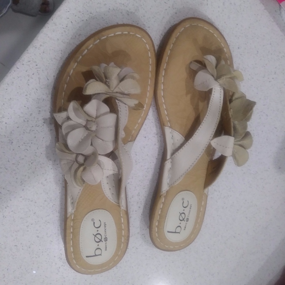 NEW WITHOUT BOX B.O.C BORN LEATHER IVORY THONG