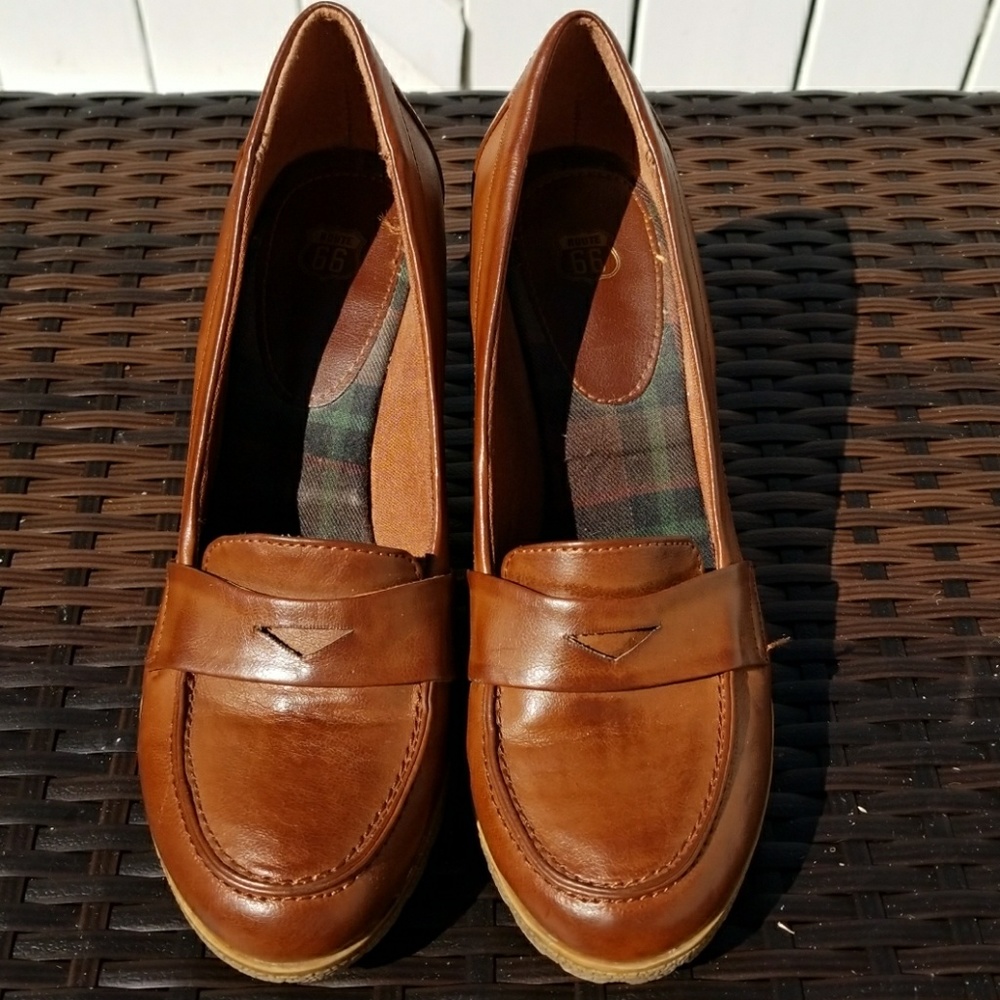 Ladies wedge penny loafer.