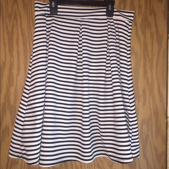 Black and white striped skirt - Picture 1 of 1