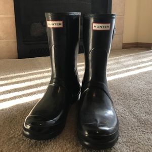 Short black glossy hunter rain boots! ☔️