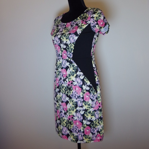 Fitted floral dress - Picture 2 of 3