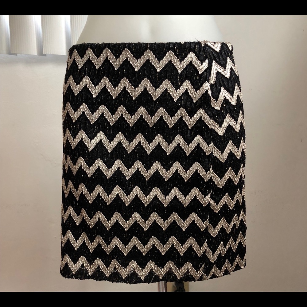 Chevron design metallic mini skirt