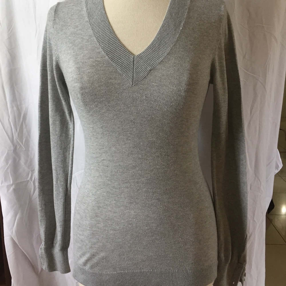 Gap Woman's Gray Thin Knit pull over Sweater V-Nec