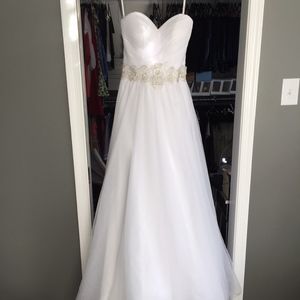 Never Worn! Essence of Australia Wedding Gown!