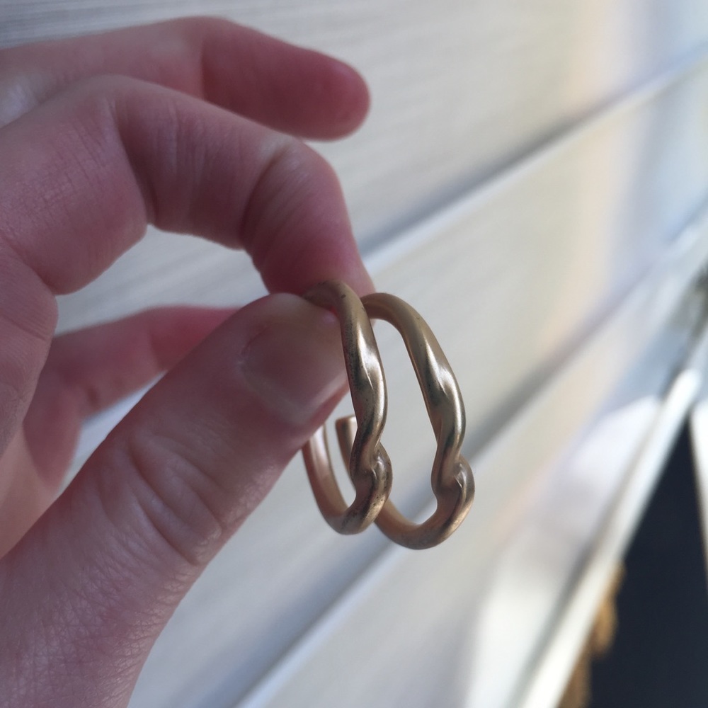 NWT Francesca's Knotted Brushed Gold Hoop Earrings - Picture 4 of 8