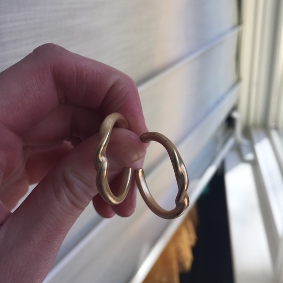 NWT Francesca's Knotted Brushed Gold Hoop Earrings - Picture 5 of 8