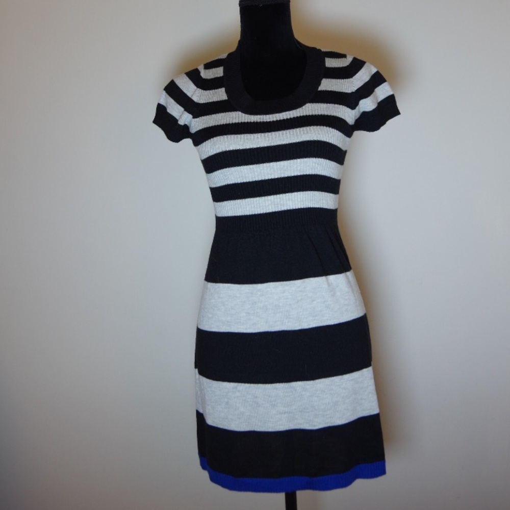 Sweater dress with short sleeves