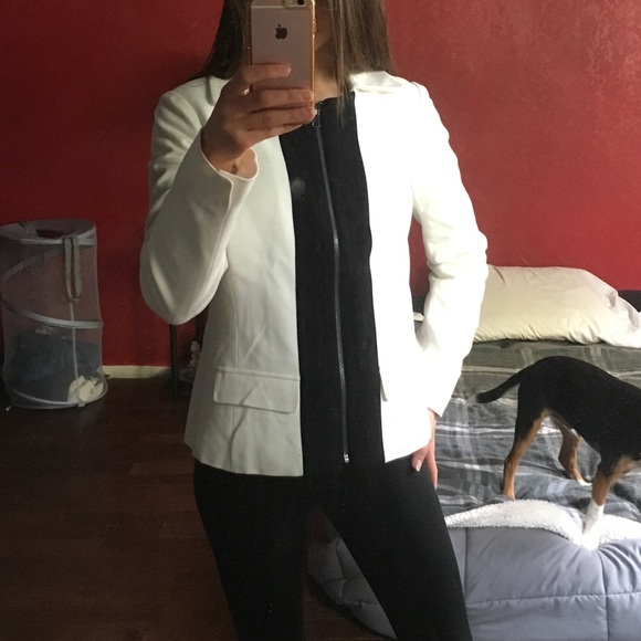 CLOSET CLOSING - Picture 3 of 3