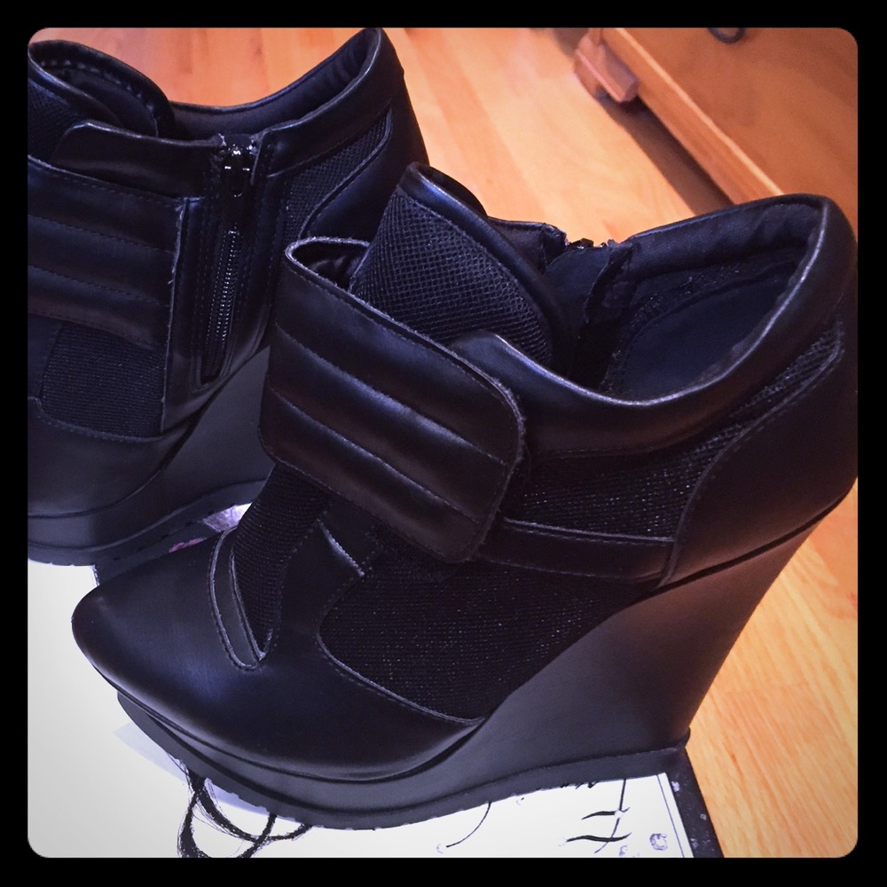 Women's black wedge Velcro