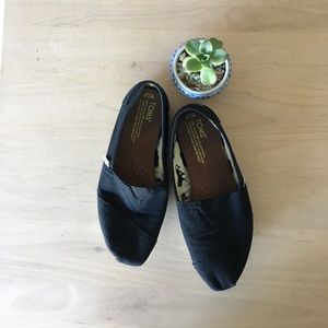Women's 7.5 Black Canvas Toms
