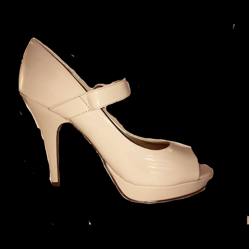 Nude pumps