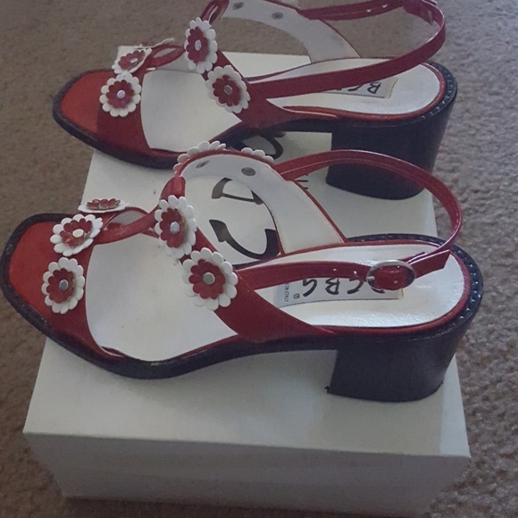 Red patent sandals by BCBG - Picture 3 of 3