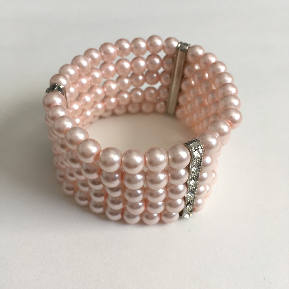 Pink glass pearl bracelet with rhinestones.