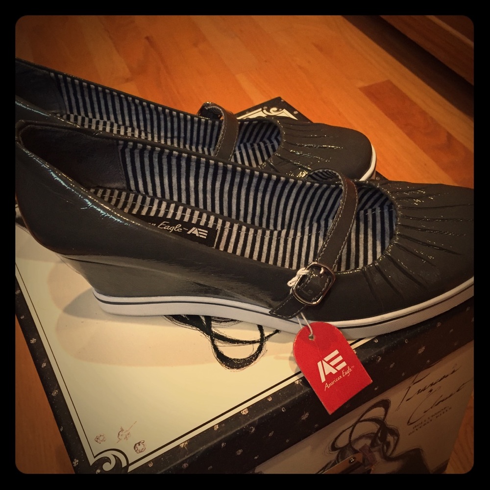 Women's shiny gray wedge