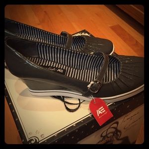 Women's shiny gray wedge