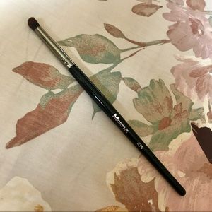 E18 Round Pencil Crease Brush