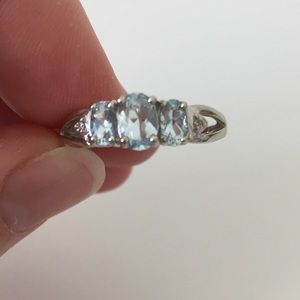 10k white gold ring w/ topaz and diamond accents