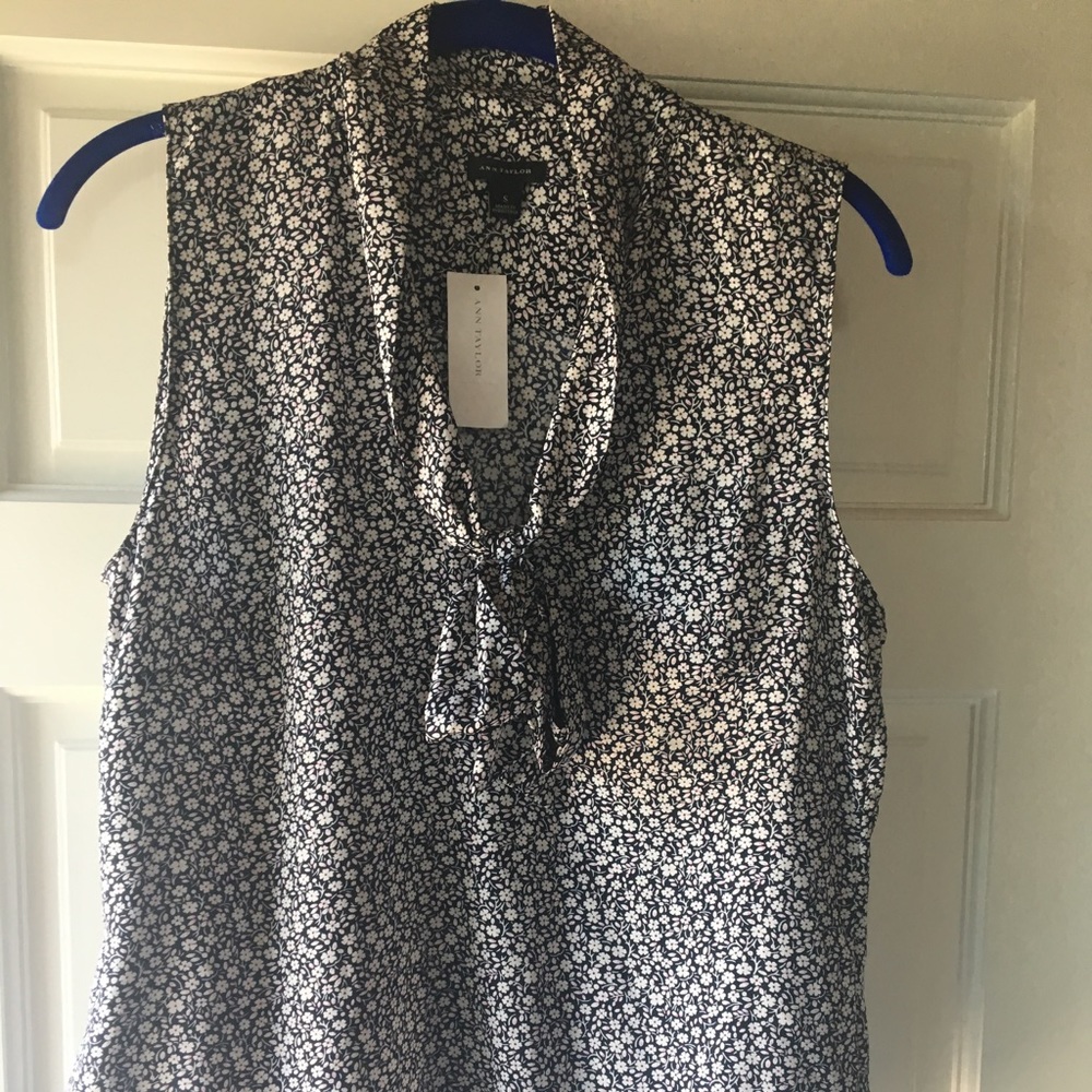NWT ANN TAYLOR navy flower print blouse. Small