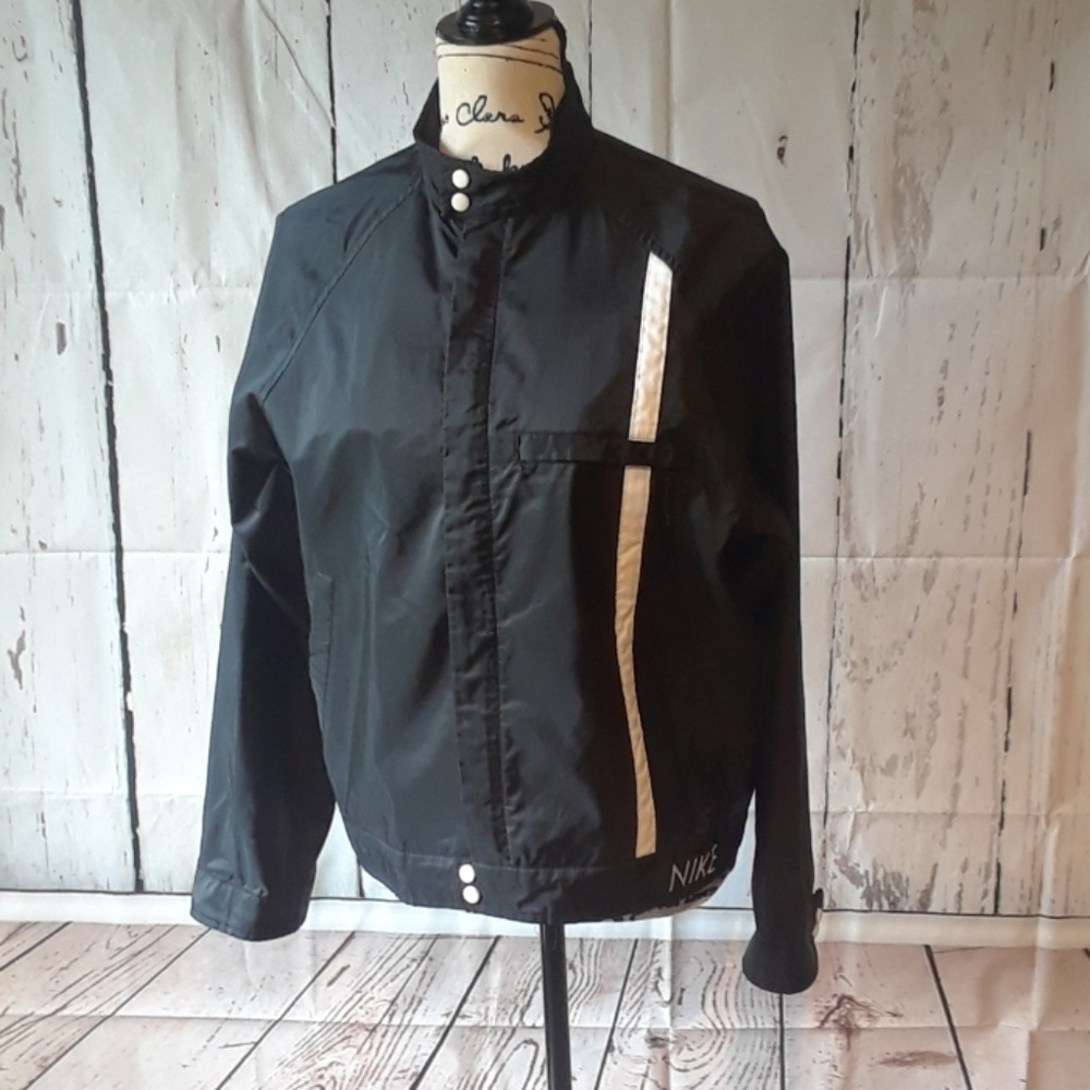 ⬇️35⬇Vintage black & white Nike windbreaker jacket