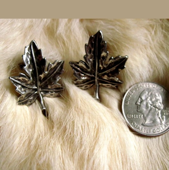 Vintage Fall Theme Mapke Leaf Earrings - Picture 2 of 3