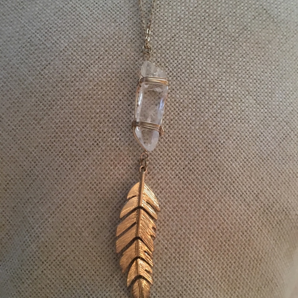 🔵 Feather and stone pendant necklace