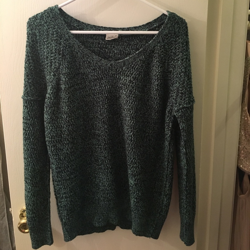 Loose Sweater! Can be worn off the shoulder