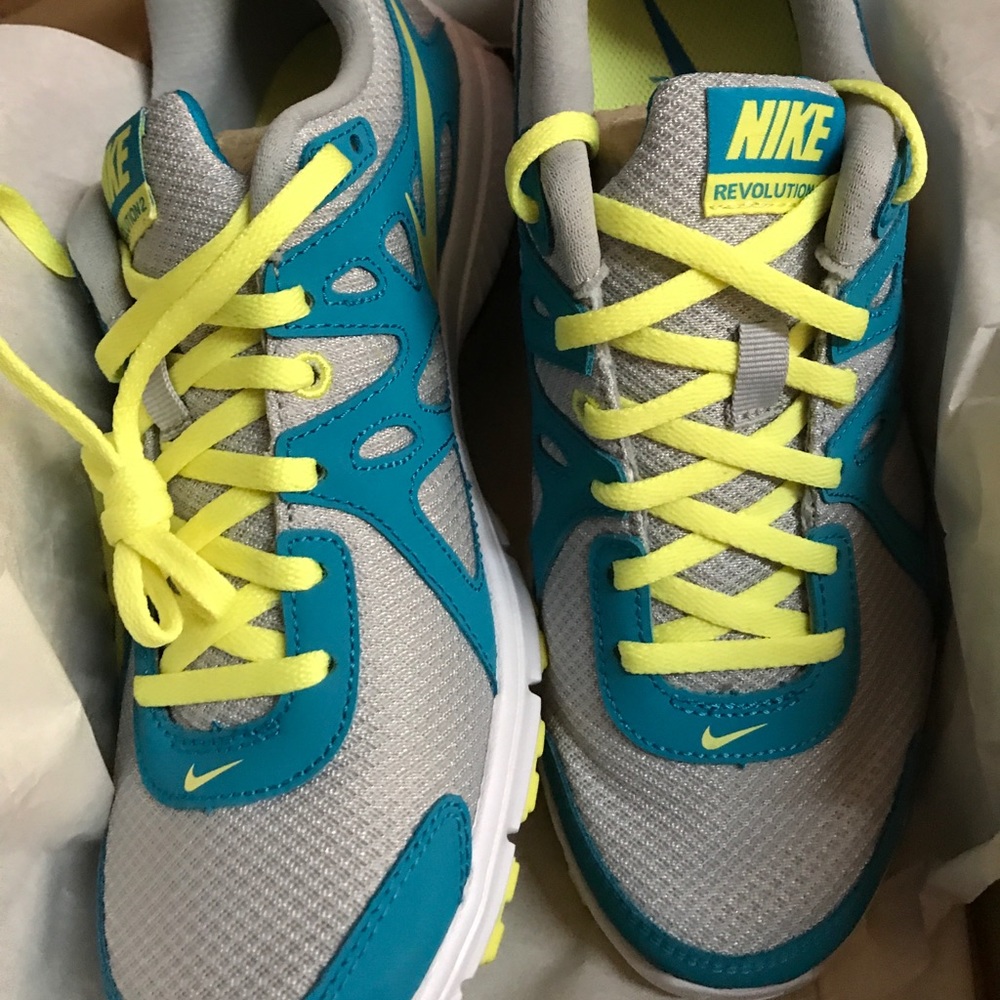 Nike Women revolution 2 size 9.5