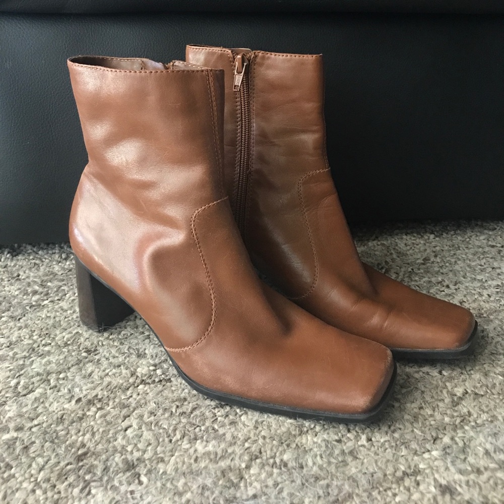 BROWN FAUX LEATHER BOOTIES