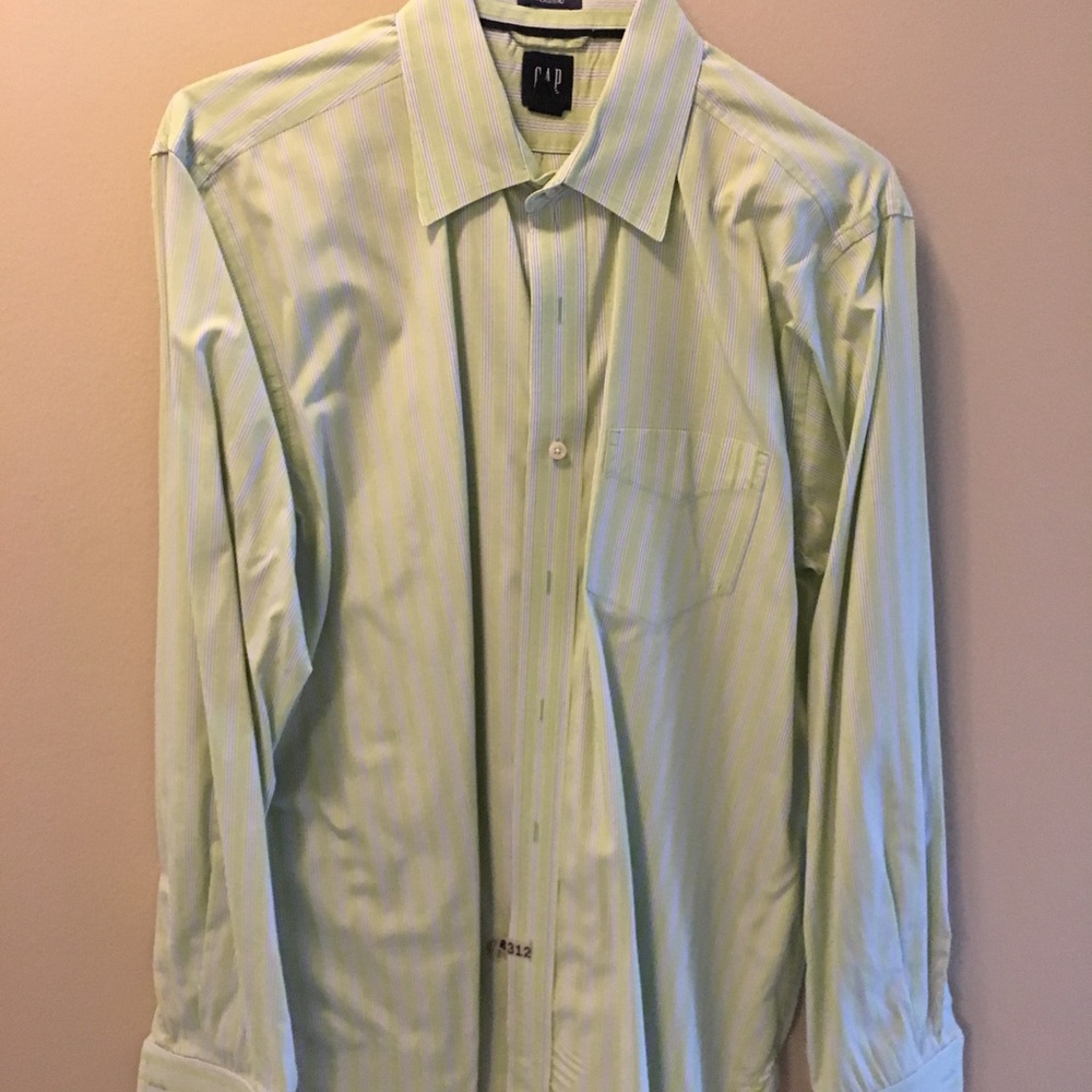 Men's Gap shirt