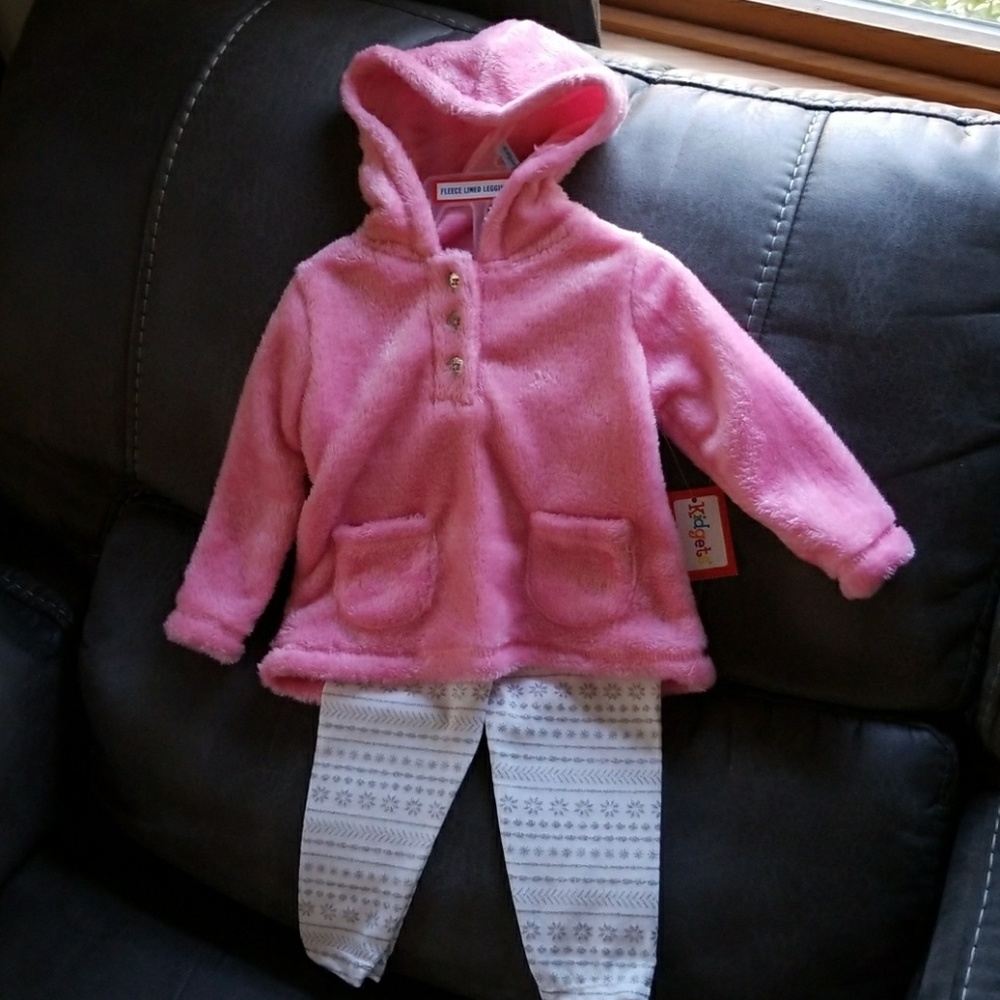 Pretty fleece pullover with leggings