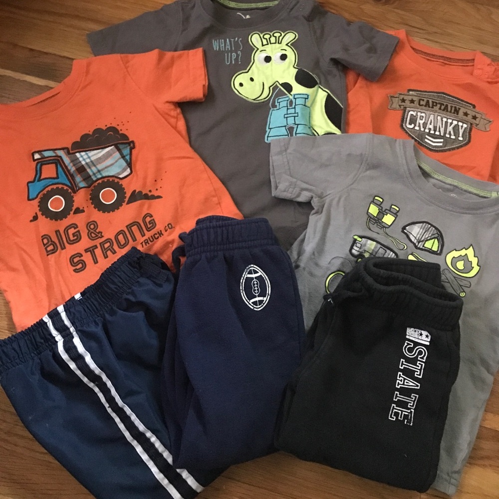 💔SOLD💔 2 T’s, 2 Onesies, 3 Sweats