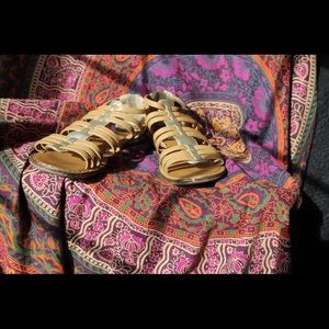 Women size 7 American Eagle Sandals.