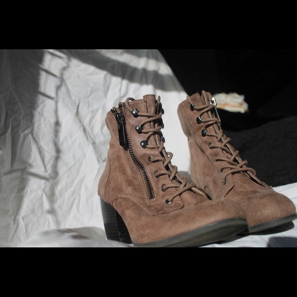 Bootys with a heel size 7 - Picture 1 of 2