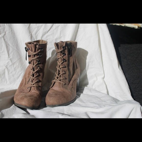 Bootys with a heel size 7 - Picture 2 of 2