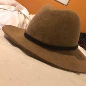 Brown hat with dark brown loop. 💕