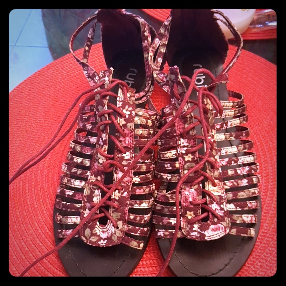 Floral strappy flat sandals