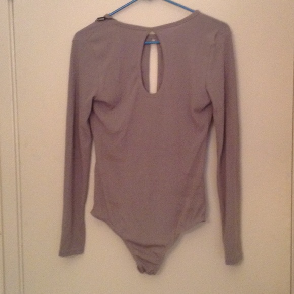 NWT grey ribbed bodysuit with keyholes - Picture 4 of 5