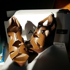 Brand new.... Pretty wedge shoes.
