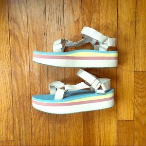 Super cute and comfy Teva Flatforms Sz 7