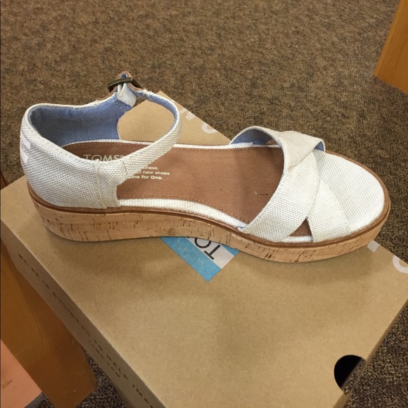 natural oxford pom poms women's viv sandals