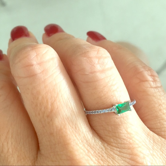 Beautiful silver with green rock ring - Picture 1 of 2